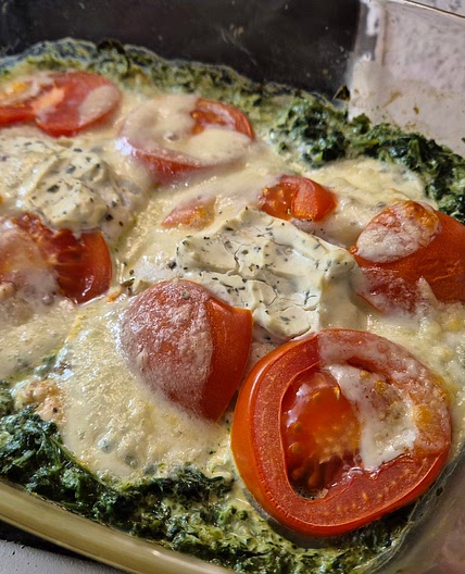 Gratiniertes Seelachsfilet auf Spinatbett