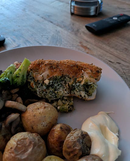 Stuffed Broccoli Chicken & crispy potatoes