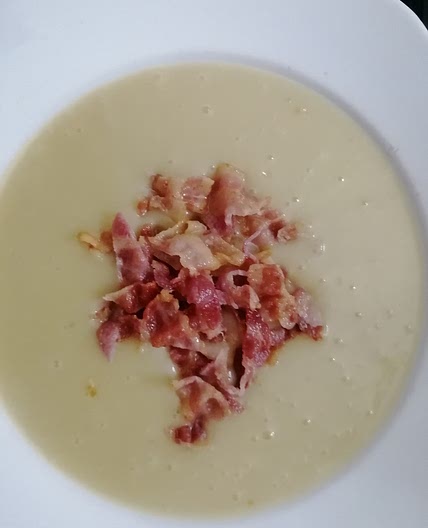 Vellutata di patate e porri con bacon croccante