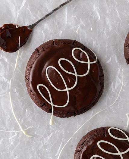 Crumbl chocolate mallow cupcake cookies