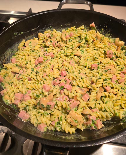 Fusili met hamblokjes en spinazieroomsaus