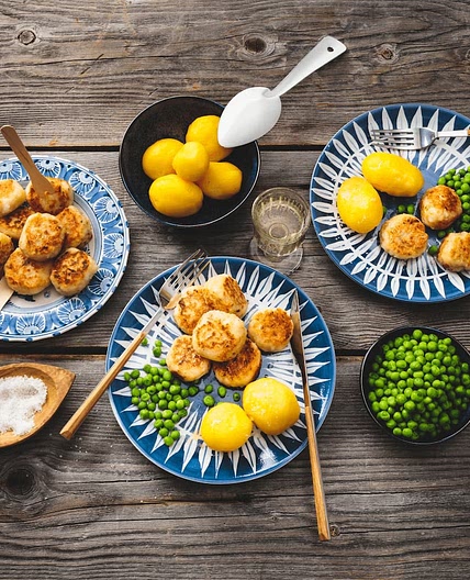 Isländische Fischbällchen mit Erbsen & Pellkartoffeln