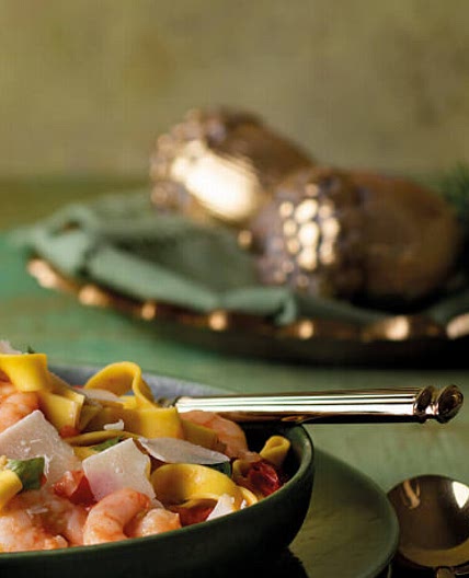 Safran-Bandnudeln mit Garnelen in Weißweinsoße und gehobeltem Parmesan