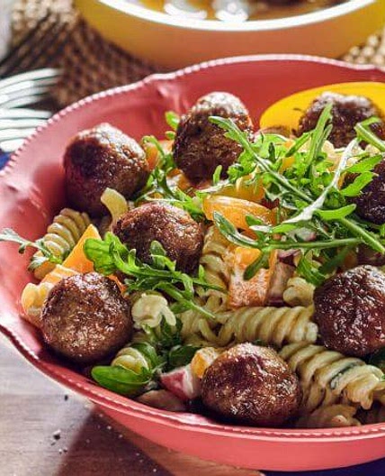 Nudelsalat mit Rucola, Radieschen und Hackbällchen