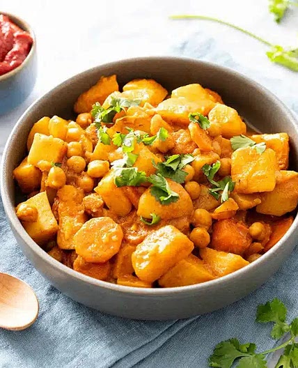 Curry de Pommes de terre, carottes et pois chiches
