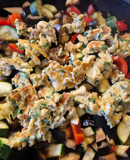 Bunte Gemüsepfanne mit Rührei