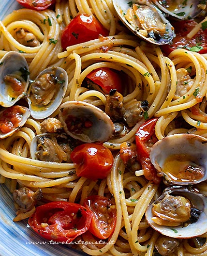 Spaghetti alle vongole e pomodorini (o bianchi): Ricetta originale e Segreti!