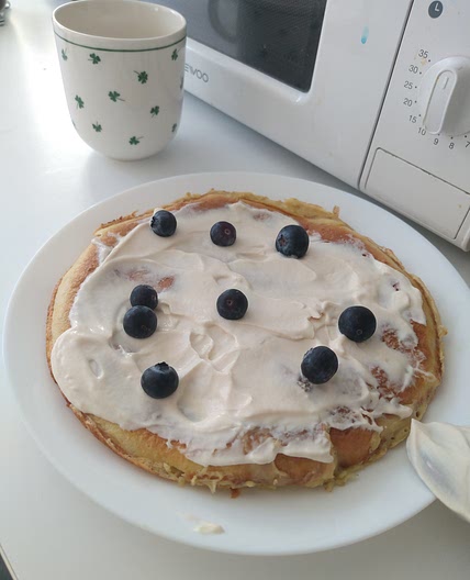Omelette with blueberries and banana