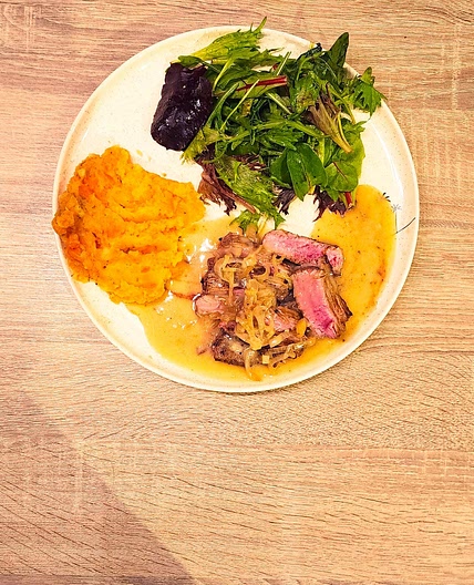Steak et purée de carottes sauces aux échalotes