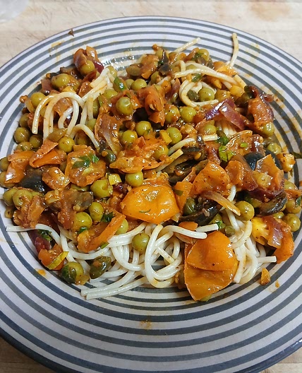 Pasta all' arrabiatta con guisantes