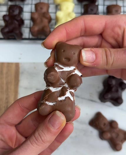 Orsetti placcati di felicità 🧸🍫 Devi staccare la testa prima di gustare,ù