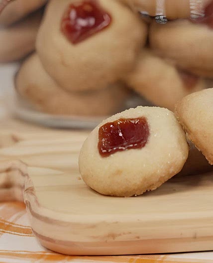 Biscoitos amanteigados com goiabada