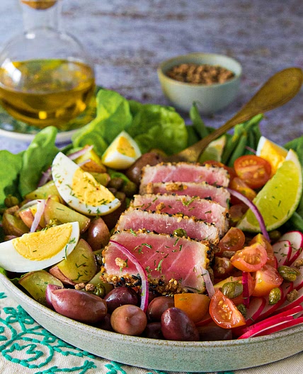 Salade niçoise avec tataki de thon