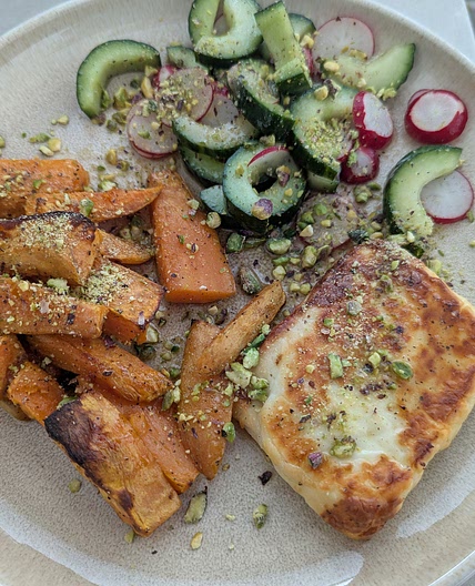 Halloumi aux pistaches, salade de concombre & patates douces
