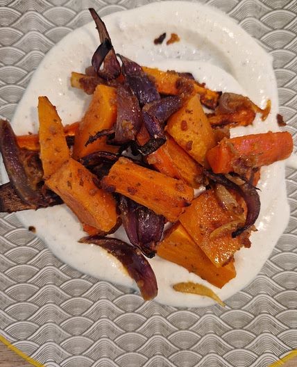 Carottes, patates douces au four et sauce feta