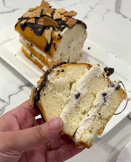 Cannoli cake