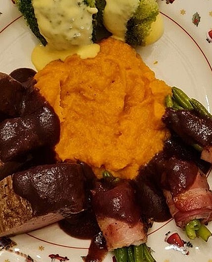 Schweinefilet auf Süßkartoffelpüree mit Lebkuchenjus und Rosenkohl