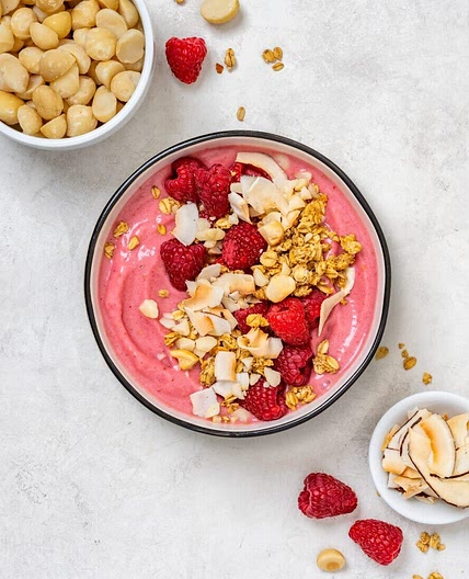 Raspberry macadamia smoothie bowl