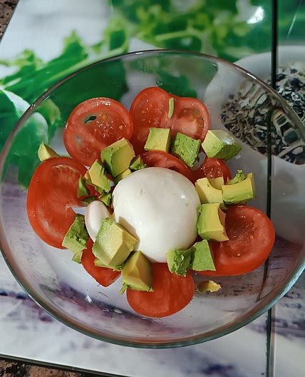 Ensalada de tomate, aguacate y burrata