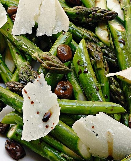 Asperges vertes rôties aux olives noires