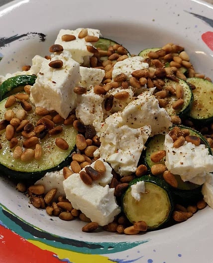Zucchini mit Schafskäse und Pinienkernen