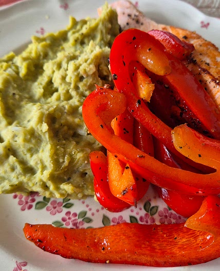 Sesamlachs mit Erbsenpüree und Paprikastreifen