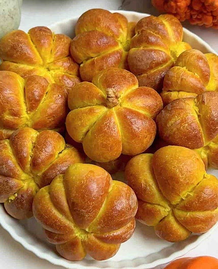 Pumpkin-Shaped Bread Rolls