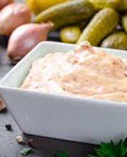 Sandwich au steak, oignons caramélisés et sauce maison pour le sandwich