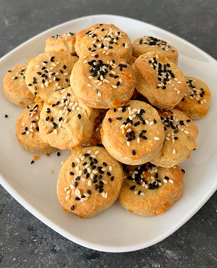 Blue cheese & sesame biscuits