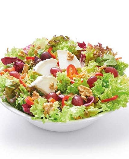 Paris Salad mit original französischem Ziegenkäse, Walnüssen, knackiger Paprika und süßen Weintrauben