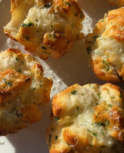 Cheesy garlic muffin style pull apart bread