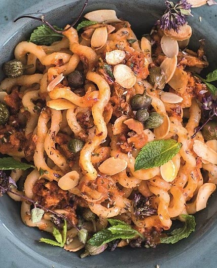Fusilli lunghi bucati con il pesto di pomodori secchi