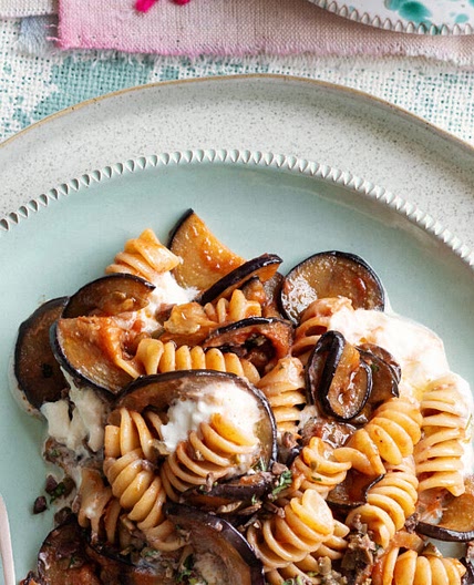 Fusilloni con melanzane, salsa di pomodoro, olive, stracciatella