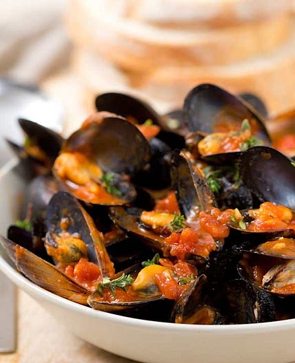Chilli mussels with thyme and tomatoes