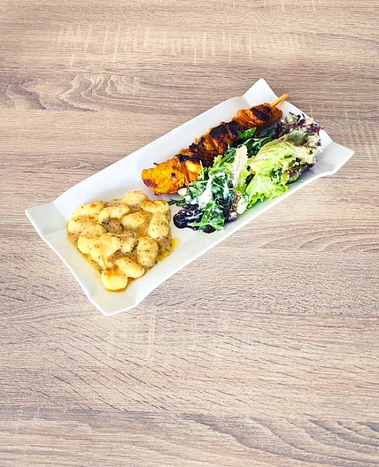 Gnocchis sauce crème citron accompagnés de brochettes de dinde et d'une salade verte