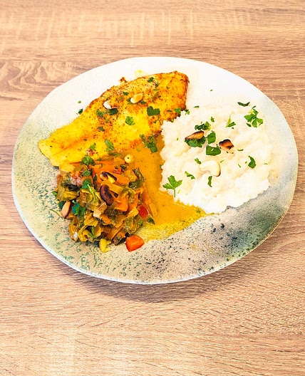 Filet de pangasius au curry vert, riz, noix de cajou, herbes fraîches et citron vert