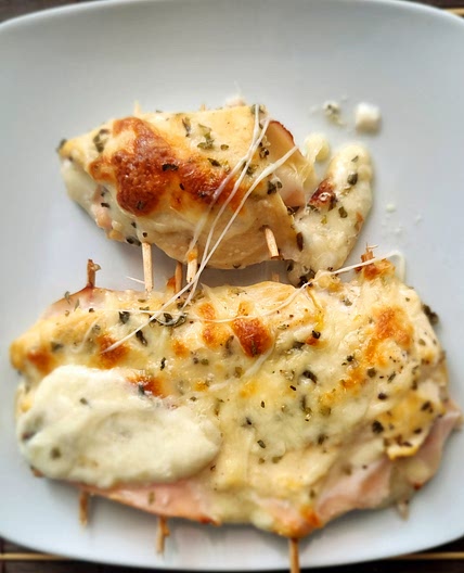 Enrollados de pollo rellenos de jamón y mozzarella rallada (al horno con caldo)