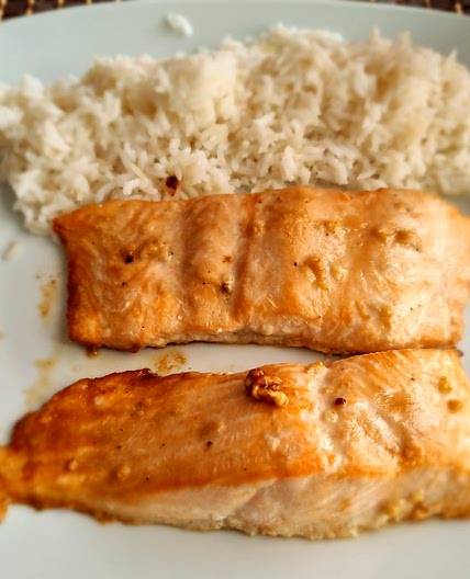 Salmón al horno marinado con arroz y anacardos