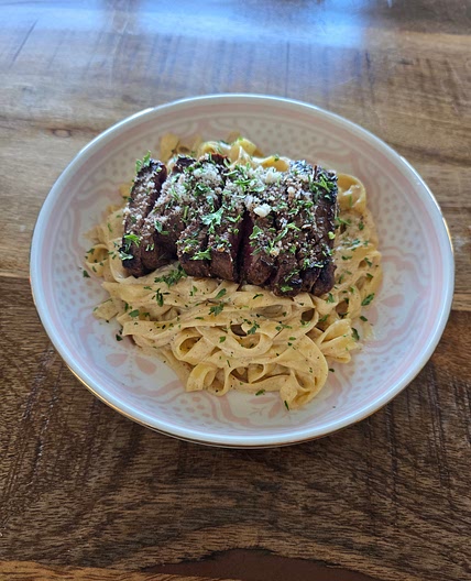 Pasta alfredo met biefstuk