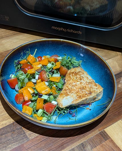 🌿 Seared Tuna Steaks with Pea Shoot Salad, Sweet Peppers & Baby Plum Tomatoes