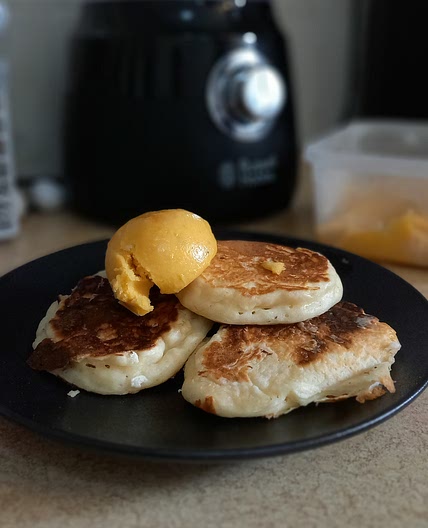 Ukrainian yoghurt pancakes with mango and banana ice cream