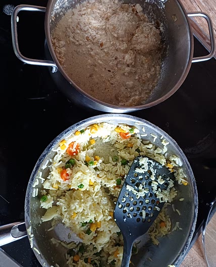 Рис и куриные шарики в соусе