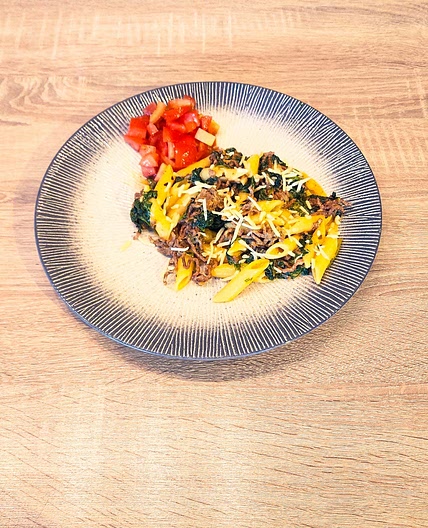 Penne au bœuf en sauce crémeuse, épinards