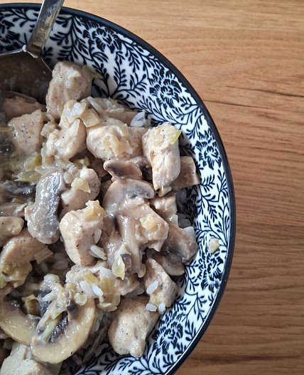 Pollo con salsa cremosa de apio y setas (champiñones)