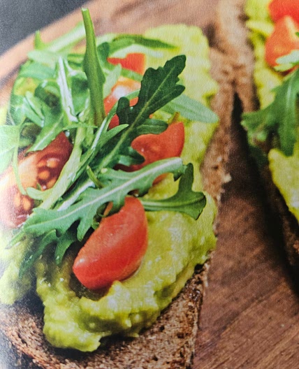 Avocado auf Toast mit Tomaten und Rucola