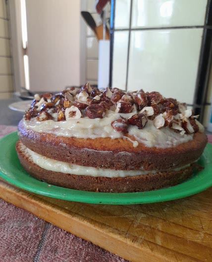 Bizcochuelo de Limón y Nuez Moscada con Crema de Jazmín y Avellanas Caramelizadas