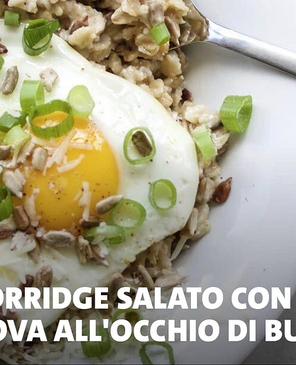 Porridge salato con uova all'occhio di bue
