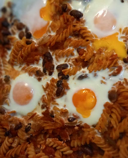 Bakes eggs with beans