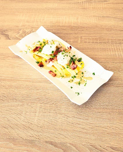 Asperges blanches, lard et œuf mollet