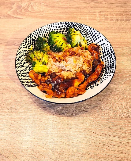 Poulet laqué et brocoli au gomasio, riz ail-gingembre